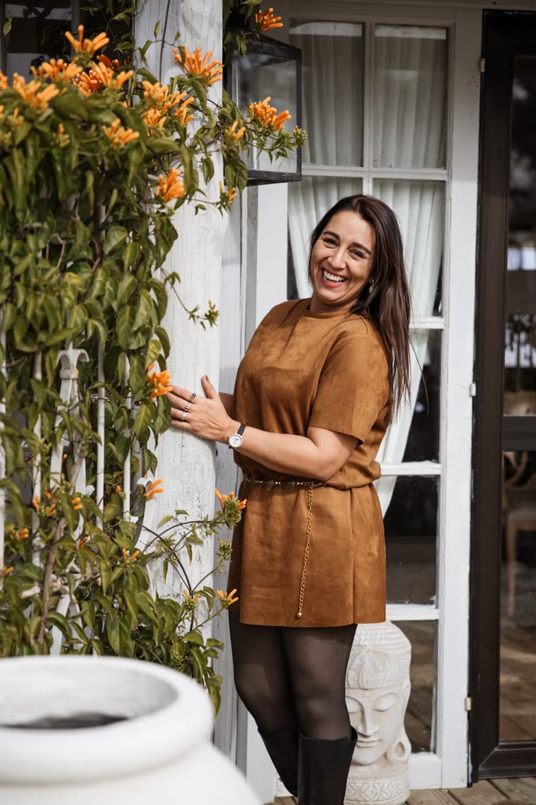 Yeni Fernández riendo, con vestido marrón