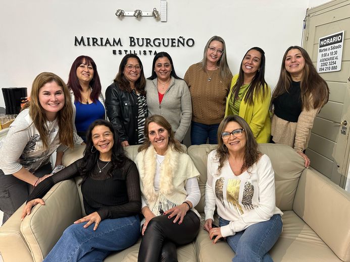 Yeni junto a las mujeres de su comunidad