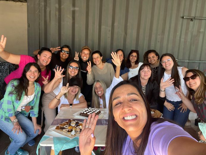 Yeni junto a las mujeres de su comunidad