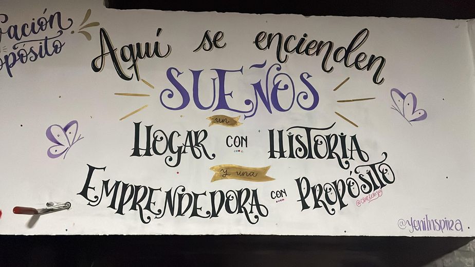 Yeni junto a las mujeres de su comunidad