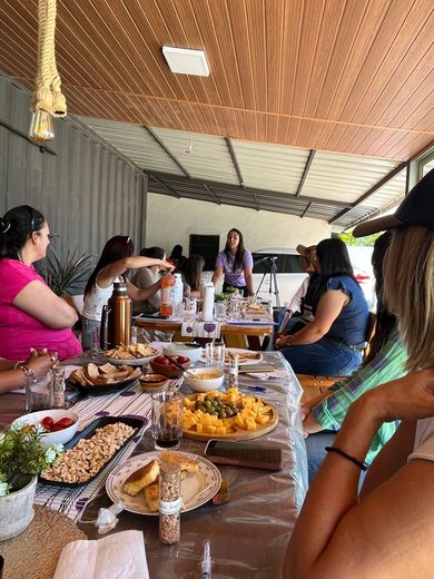 Yeni junto a las mujeres de su comunidad