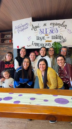 Yeni junto a las mujeres de su comunidad