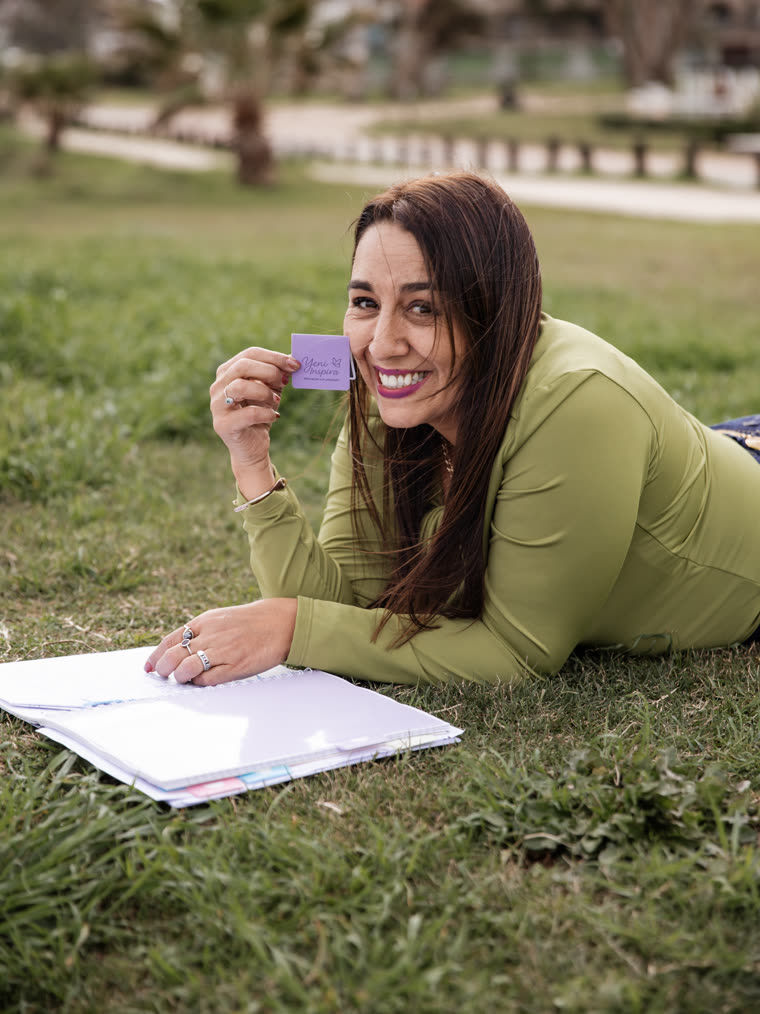 Yeni Fernández escribiendo en su cuaderno al aire libre