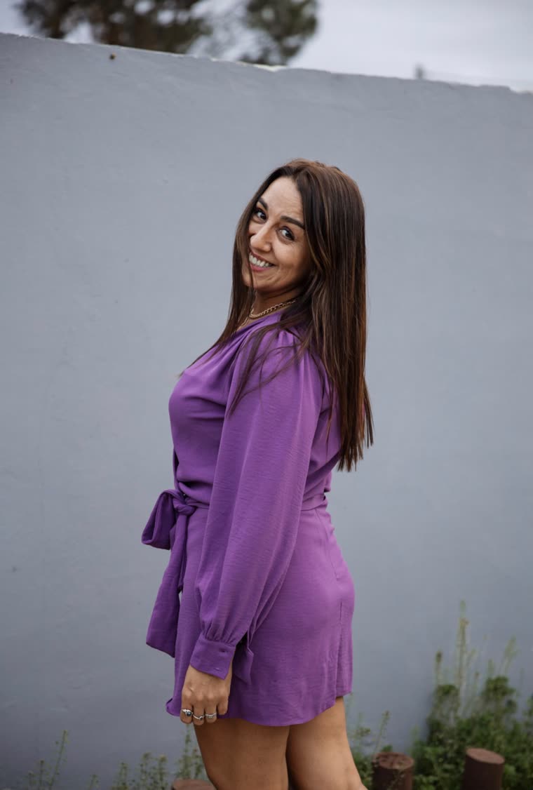 Yeni Fernández con los ojos cerrados, la mano sobre el pecho, al aire libre