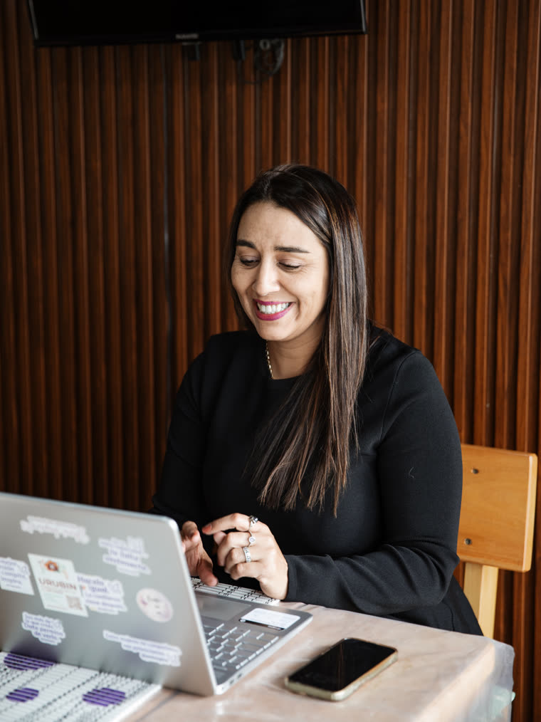Yeni Fernández trabajando frente a su computadora